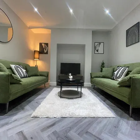 Апартаменты Harrogate Serviced 5Br House By Brookland Stays Short Lets With Wifi
