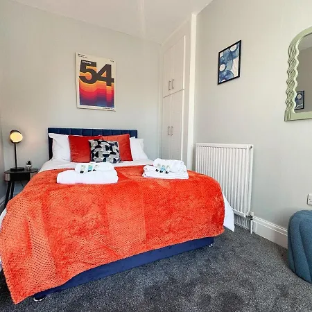 Апартаменты Harrogate Serviced 5Br House By Brookland Stays Short Lets With Wifi