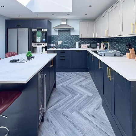 Апартаменты Harrogate Serviced 5Br House By Brookland Stays Short Lets With Wifi *