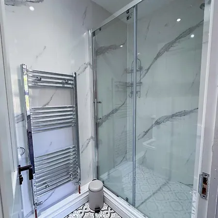 Harrogate Serviced 5Br House By Brookland Stays Short Lets With Wifi Харрогейт