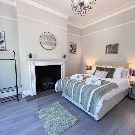 Апартаменты Harrogate Serviced 5Br House By Brookland Stays Short Lets With Wifi